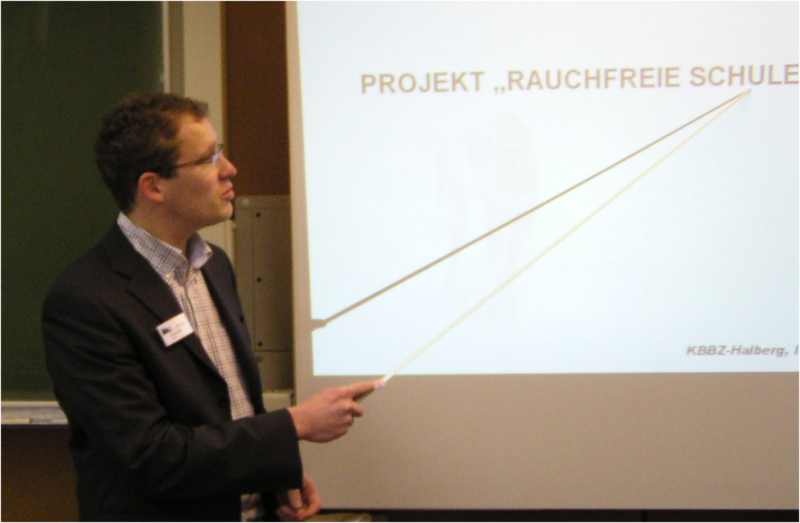 Philipp Schneider präsentiert die Umsetzung des NRSG am KBBZ Halberg
