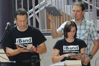 Die iBand des KBBZ umrahmt die Veranstaltung musikalisch