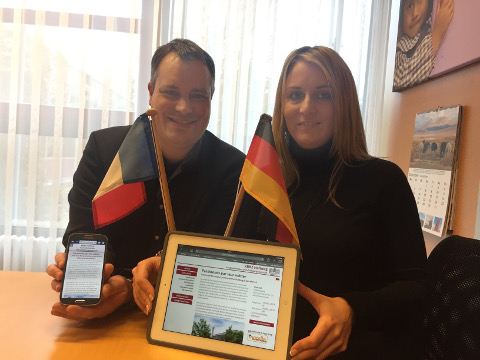 Tobias Kiefer und Sabrina Krotten mit der bilingualen Webseite